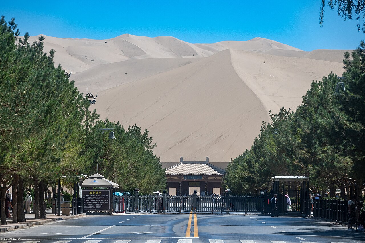 鸣沙山月牙泉